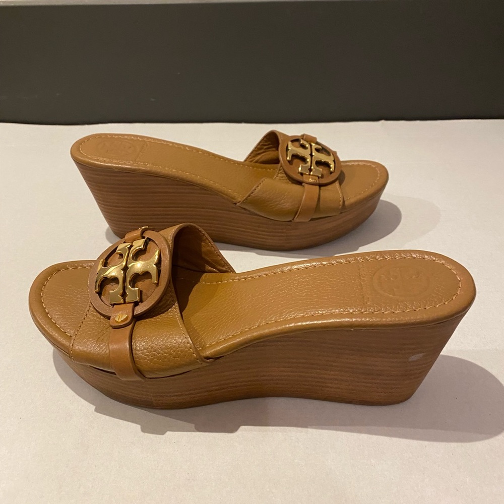 Authentic TORY BURCH Miller Tan & Gold Wedge Leather Sandals Heels SZ 8 1/2 US - Picture 2 of 14